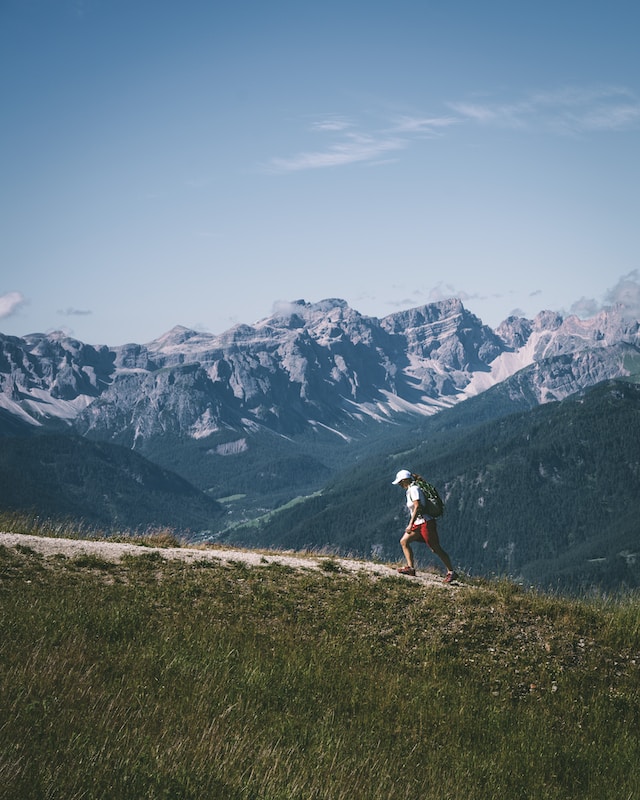 how to stay safe when hiking alone